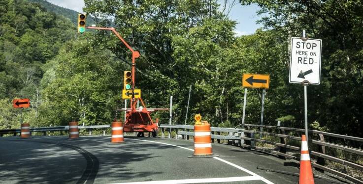 Jakie standardy muszą spełniać oznakowania drogowe na terenach przemysłowych?