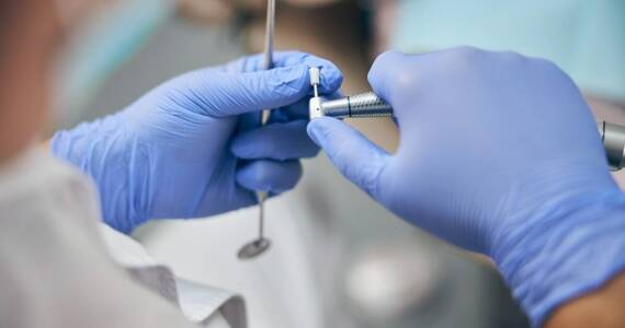 Jak stomatologia zachowawcza pomaga w odbudowie zębów?