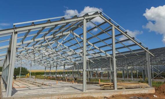 Projektowanie i wykonawstwo hal stalowych: nowe trendy w budownictwie przemysłowym