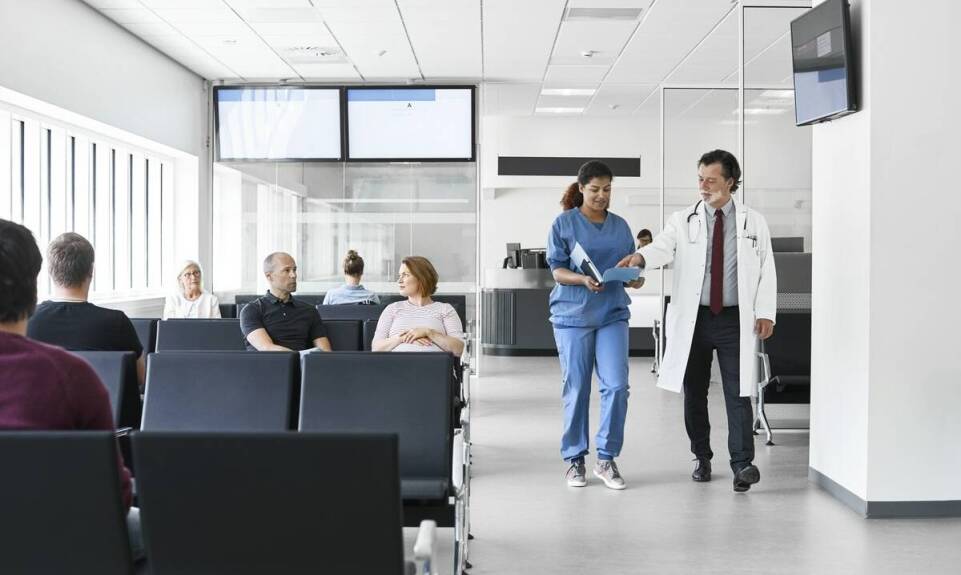 Jak dostosować wyświetlacze w systemach kolejkowych do potrzeb placówki?