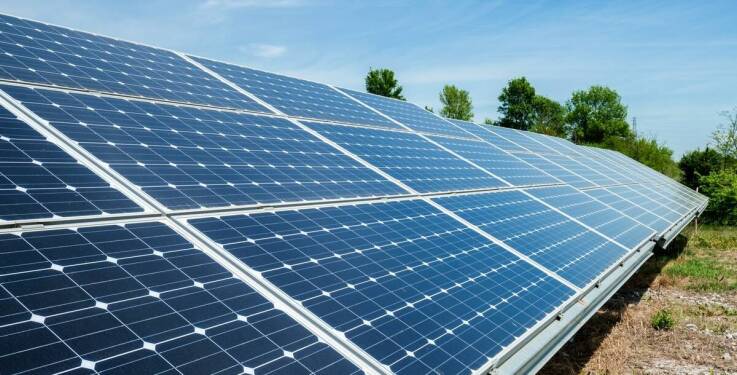 Wybór odpowiednich konstrukcji pod panele fotowoltaiczne dla farm solarnych