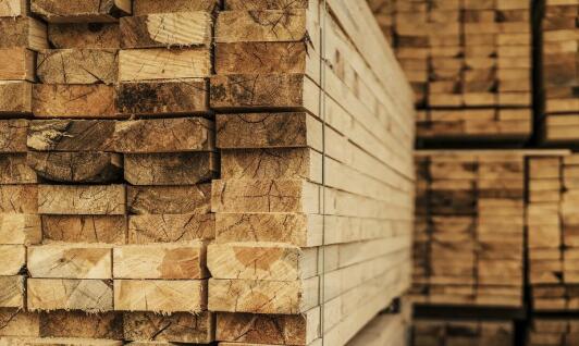 Dlaczego warto inwestować w tarcicę budowlaną wysokiej jakości?