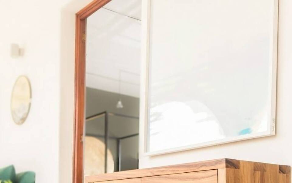 Jak komoda antyk może uzupełnić współczesne wnętrze?