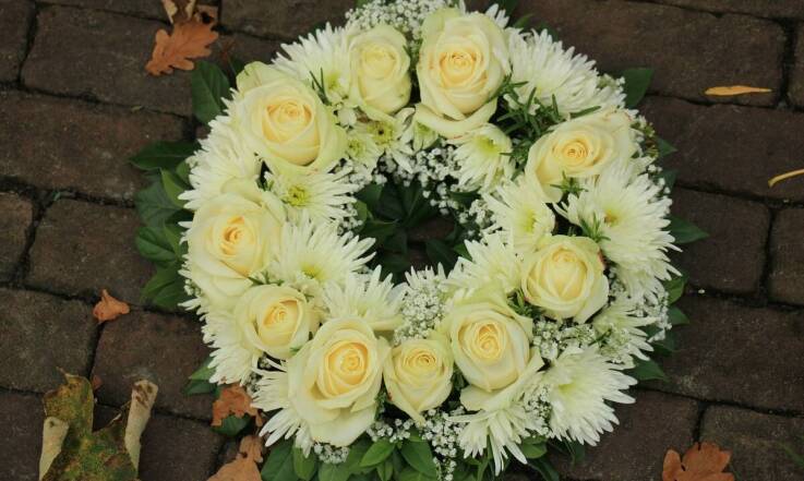 Kwiaty sezonowe a wieńce pogrzebowe na Majdanku – jakie rozwiązania są dostępne?