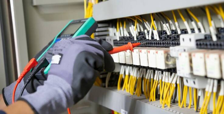 Wykrywanie uszkodzonych przewodów i gniazdek w czasie przeglądów elektrycznych