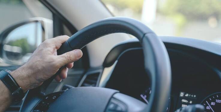 Jakie techniki jazdy defensywnej są nauczane na kursach doszkalających?