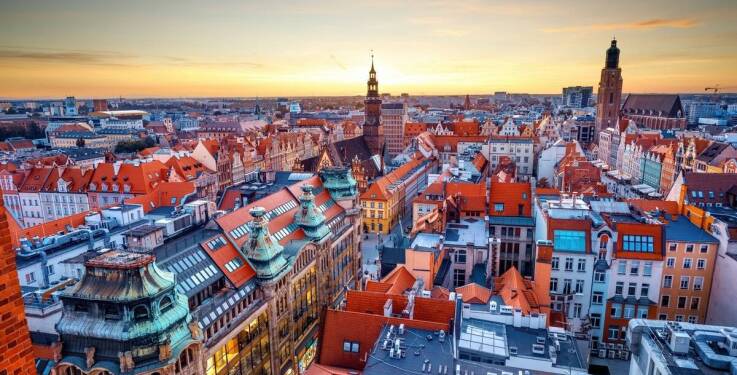 Jakie pokoje noclegowe oferują hotele we Wrocławiu dla dużych rodzin?