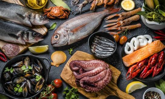 Zalety wyboru ryb wędzonych na zimno z delikatesów rybnych