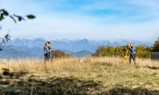 Proces tworzenia dokumentacji geodezyjnej przez geodetę Kocmyrzów