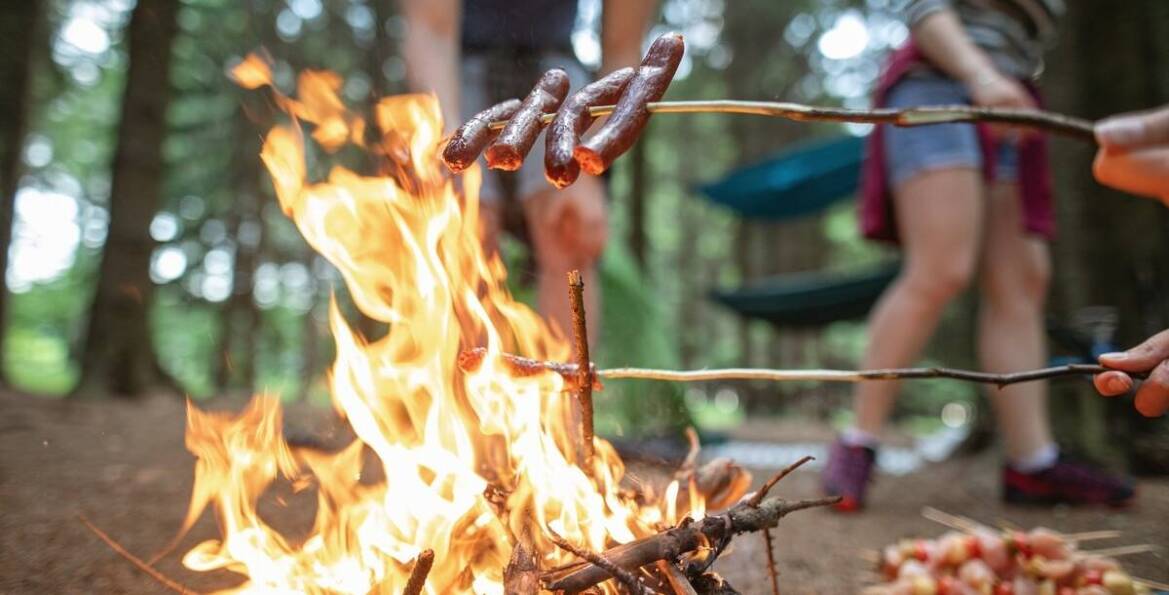Majówka z elementami survivalu – jak uczymy młodzież radzenia sobie w terenie?