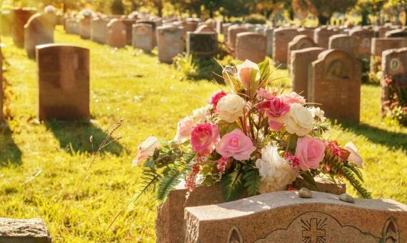 Jakie są główne korzyści z wyboru nagrobków granitowych?