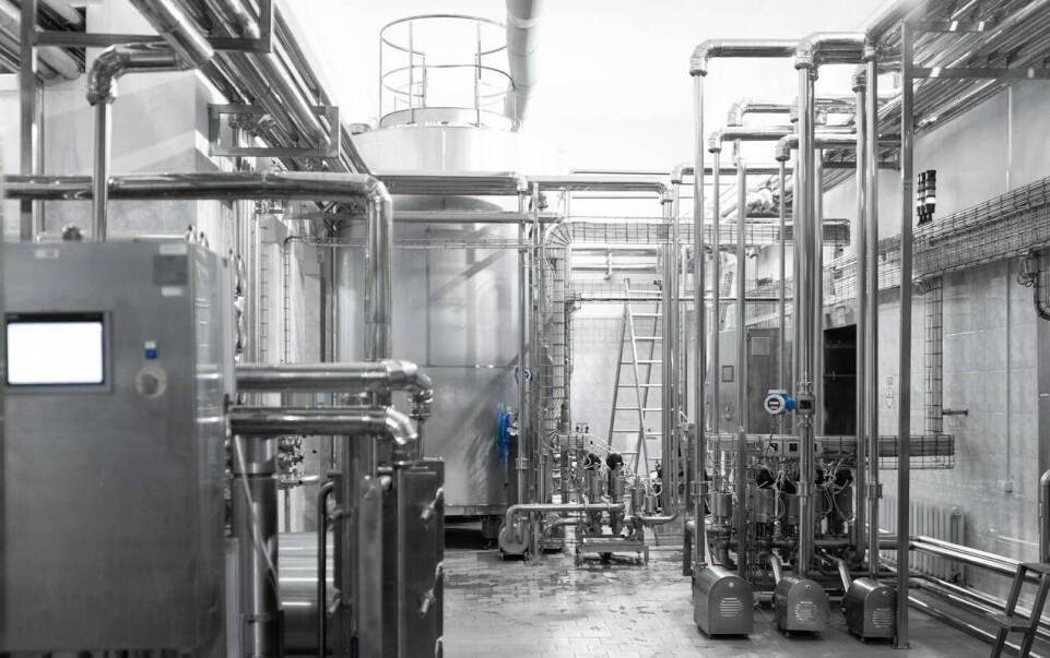 Jak metalowe systemy silosowe wewnętrzne wspierają automatyzację procesów produkcyjnych?