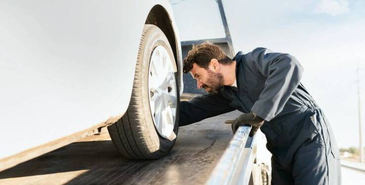 Jakie wyzwania niesie ze sobą transport samochodów zabytkowych przez pomoc drogową?