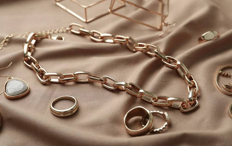 Hurt biżuterii: znaczenie różnorodności zapięć angielskich dla klientów