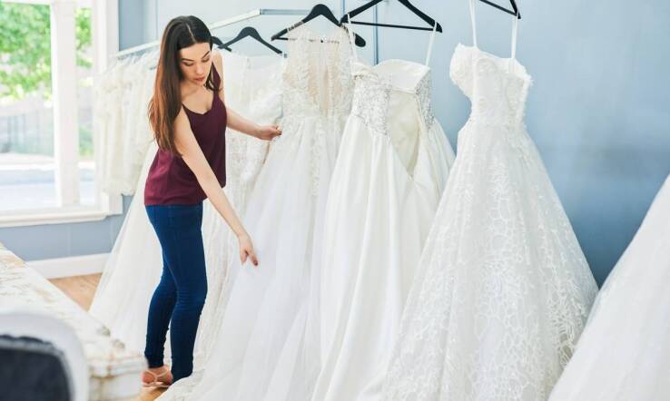 Suknie ślubne dla kobiet w ciąży: poradnik wyboru dla przyszłych mam