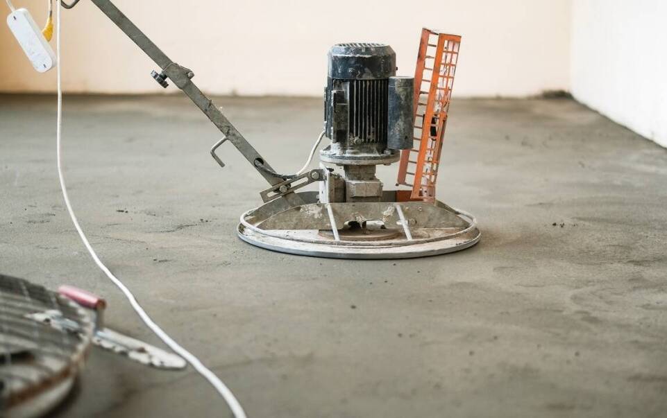 Jak mobilne piaskowanie zwiększa trwałość powierzchni betonowych?