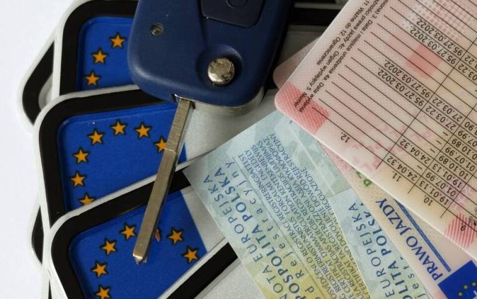 Jakie dokumenty są niezbędne do legalnego złomowania samochodu?