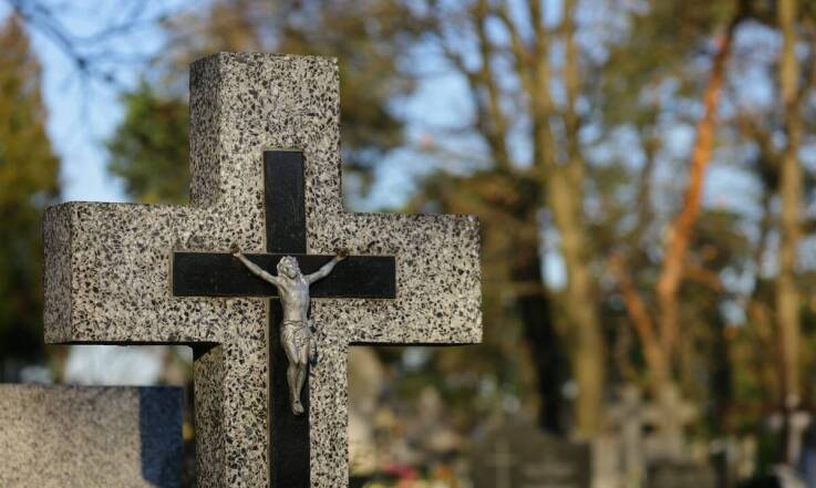 Dlaczego trwałość na zarysowania jest kluczowa dla zdjęć nagrobkowych?