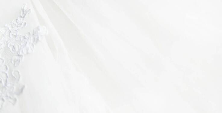 Ekskluzywne okrycia ślubne - jak wybrać idealne na każdą porę roku?