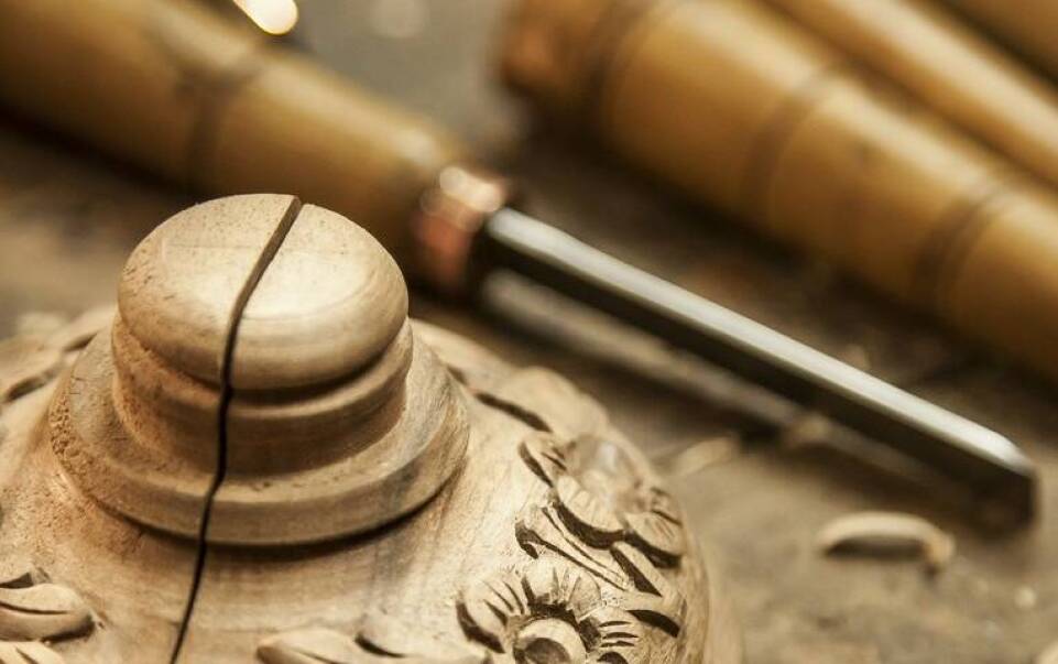 Jakie są różnice między antykami a nowoczesnymi meblami kolonialnymi?