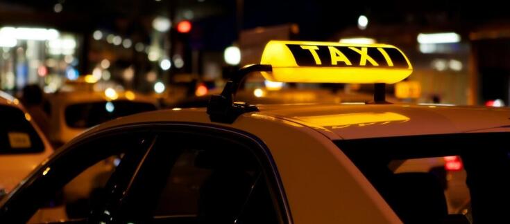 Jakie są najważniejsze cechy profesjonalnej taniej taksówki?
