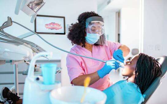 Profesjonalne wybielanie zębów – co warto wiedzieć przed zabiegiem?