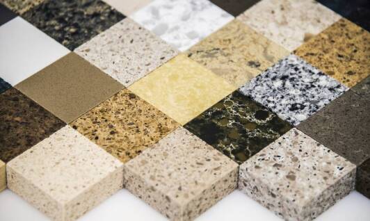 Porównanie różnych rodzajów kamienia w produkcji obudów kominkowych