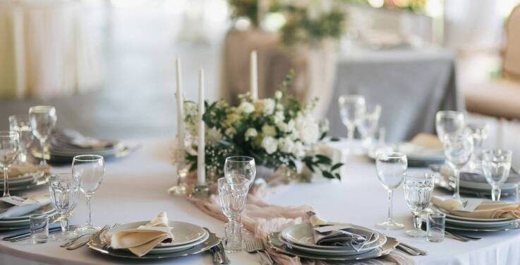 Dekoracje ślubne w Poznaniu – jakie kwiaty wybrać na każdą porę roku?