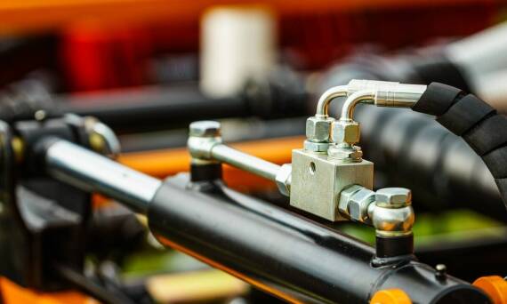 Jakie korzyści niesie ze sobą indywidualna produkcja ciągników?