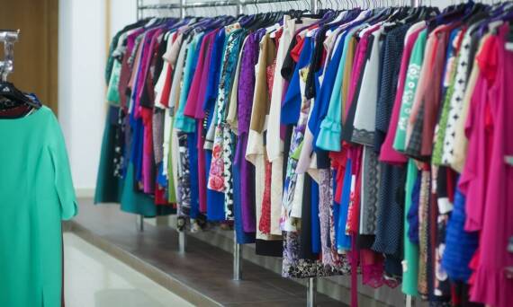 Jak skutecznie promować produkty z hurtowni odzieżowych w kanale offline?