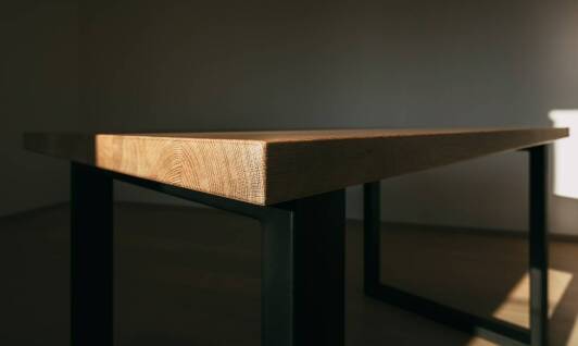 Jak stół dębowy rozkładany wzbogaca wnętrza w stylu minimalistycznym?
