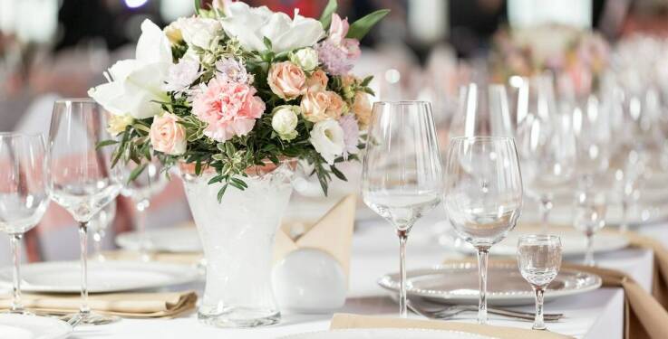 Wybór sali bankietowej z dużymi parkingami - wygoda dla gości podczas imprez