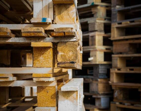 Jakie innowacje wprowadza producent palet drewnianych, by zwiększyć trwałość produktów?