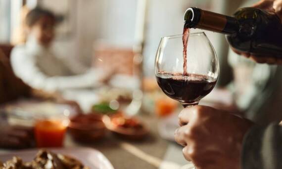 Jak kursy sommelierów wpływają na jakość obsługi w restauracjach?