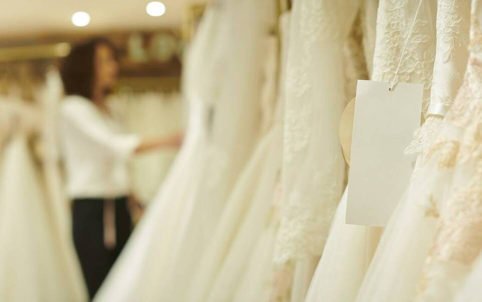 Projektowanie sukien ślubnych: Jak tworzyć modele, które zachwycają?