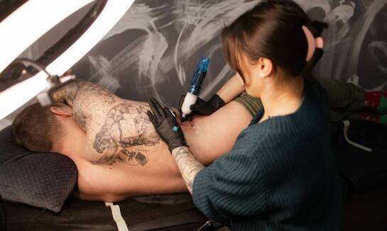 Jak skonsultować się z tatuazystą, by stworzyć idealny projekt?