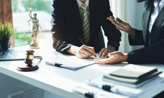 Jakie są kluczowe aspekty współpracy z kancelarią adwokacką dla osób fizycznych?