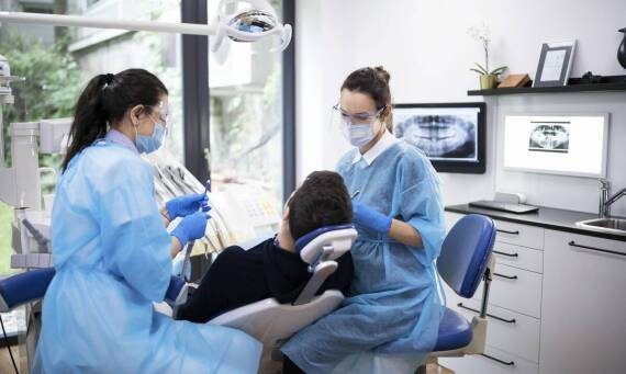 Jakie korzyści zdrowotne niesie ze sobą kiretaż periodontologiczny?