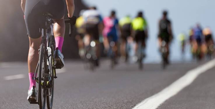 Wodoodporne torby i sakwy rowerowe: co wybrać na deszczowe dni?