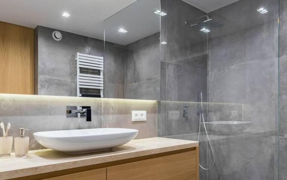 Rola szklanych kabin prysznicowych w ekologicznych projektach wnętrz