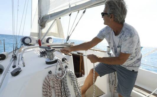 Żeglarskie rejsy edukacyjne: jak pogłębiają wiedzę praktyczną?