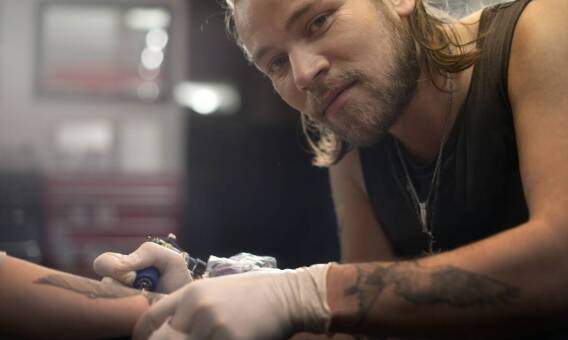 Malowanie detali na motocyklu: precyzyjne techniki