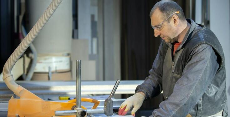 Nowoczesne technologie w produkcji frontów meblowych fornirowanych – co warto wiedzieć?