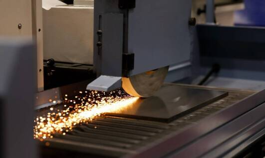 Jak nowoczesne technologie poprawiają precyzję układania płytek przemysłowych?