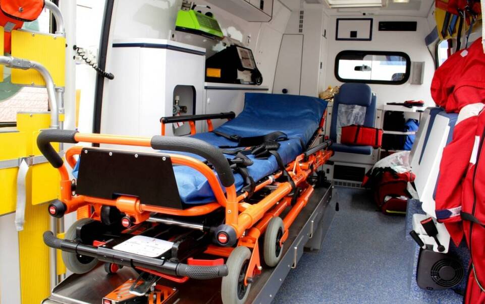 Dlaczego warto skorzystać z profesjonalnego transportu chorych?