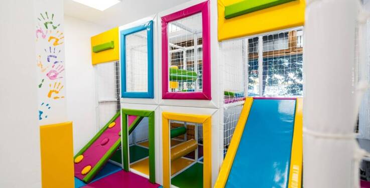 Jakie zabawy integracyjne oferuje sala zabaw na urodzinach w Ząbkach?