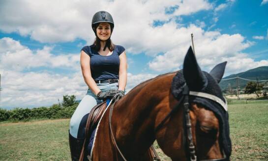 Jak praca z ziemi wspiera hodowlę koni sportowych