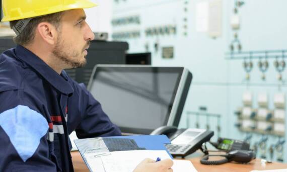 Jakie wyzwania napotykamy przy projektowaniu systemów kompensacji mocy biernej?