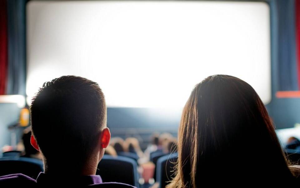 Ekran kinowy: jak rozmiar wpływa na odbiór filmów dokumentalnych?