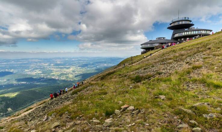 Przeżyj niezapomnianą przygodę – oferta aktywnego wypoczynku wokół wieży widokowej